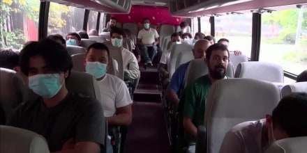 57 mexicanos deportados por EE.UU. a Honduras se dirigen a México por tierra