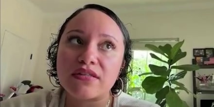 Esta mujer grabó cómo un agente de ICE le apuntó con su arma en Virginia