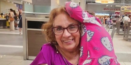 Identifican a mujer de 76 años que murió tras choque de un auto Tesla contra su vivienda