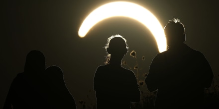 Vea algunas de las imágenes más impresionantes del eclipse total de sol en España