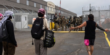 Cómo se puede ayudar a un inmigrante detenido que trasladan a otro estado