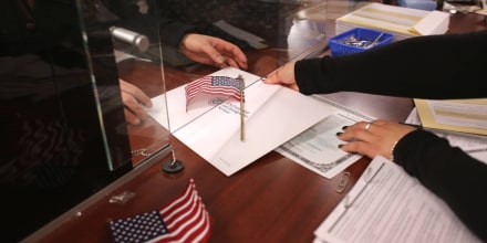 El costo de hacerse ciudadano aumentaría de $760 a $1,330 bajo una propuesta de Trump