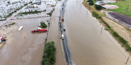Decenas de miles siguen sin electricidad en Texas tras el impacto de la tormenta Edouard