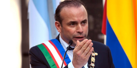 Así apedrearon al alcalde de Cali mientras intentaba recorrer la zona devastada