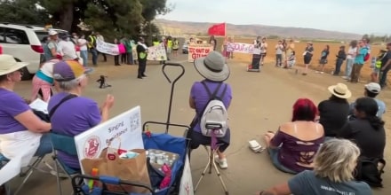 Protestan contra los planes de construir una nueva prisión migratoria en Gilroy, California