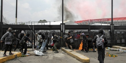 Manifestantes irrumpen en el inicio del Mundial con ataques violentos a la policía