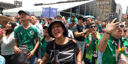 Aficionados celebran triunfo de México en el Fan Fest del Zócalo de la Ciudad de México