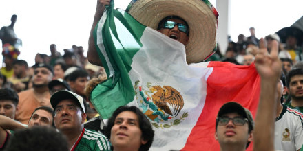 La comunidad mexicana celebra en Los Ángeles la victoria de México con orgullo