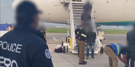 ICE niega acusación de maltrato a inmigrantes deportados a África