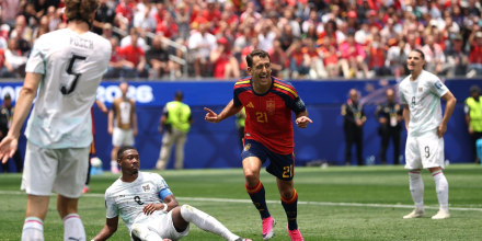 España logra su pase a octavos de final con una goleada a Austria