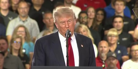 Trump dice a trabajadores que ha hecho más por ellos "que sus padres"