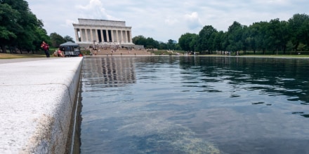 Trump dice ahora que vaciarán la piscina reflectante para arreglar la pintura caída