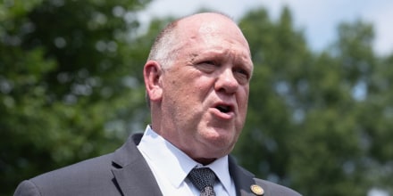 Tom Homan defiende el uso de guantes para ICE con descargas eléctricas