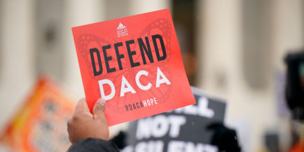Una experta le pide calma a los beneficiarios de DACA ante demoras en sus trámites