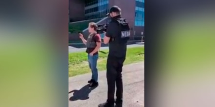 Agentes de ICE llevan un equipo de grabación profesional a redada migratoria en Connecticut