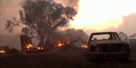 "Agarren lo que puedan y salgan": familias dejan casas en Reno ante avance del incendio Hawk