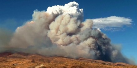 Bomberos logran contener 27% del incendio Hawk tras consumir más de 15,000 acres cerca de Reno