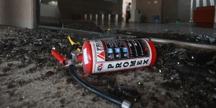 Maestros vandalizan edificio público y hieren a policías en tercer día de protestas