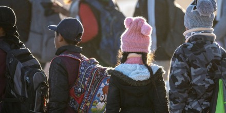 ¿Qué significa la carga pública y lo que sucede con los hijos estadounidenses de inmigrantes?
