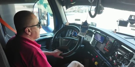 “Se nos dificulta”: choferes hispanos en Texas temen fallar en exámenes para la licencia en inglés