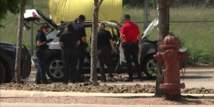 Acusan a madre latina de quemar a sus dos hijos dentro de auto en Texas