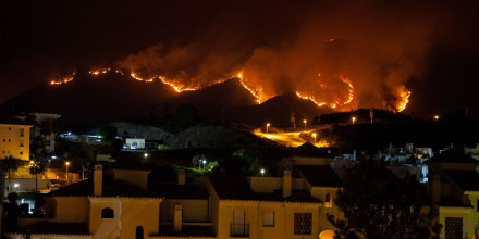 Francia y España siguen combatiendo los históricos incendios forestales