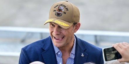 Hegseth dice que son infundadas las denuncias sobre las condiciones en un portaaviones de la Marina
