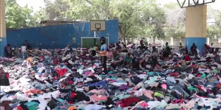 Los damnificados surfean toneladas de ayuda en busca de productos básicos
