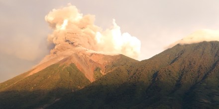 Casi 2,000 personas han sido evacuadas en Guatemala por actividad del Volcán de Fuego