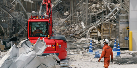 Equipos buscan sobrevivientes tras el terremoto en Japón