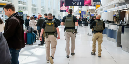 Lo que debe saber del aumento de los arrestos migratorios en aeropuertos