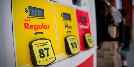La gasolina llega a $4.23 por galón, su precio más alto del año por la guerra