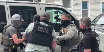 Jueza de Nueva York bloquea la ley que prohibía a agentes de ICE cubrir su rostro