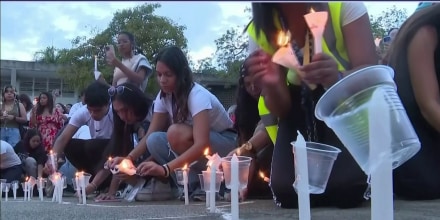 Venezolanos hacen vigilia por las víctimas de los sismos mientras siguen recuperando cuerpos