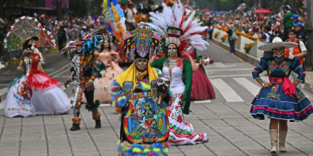 Danzantes, trajineras y calaveras protagonizan el desfile mundialista en México