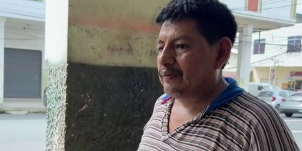 Un artesano en Guayaquil elabora réplicas de la Copa del Mundo y figuras de astros del fútbol