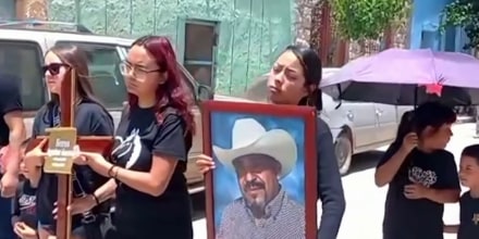 Familiares y vecinos acompañan al cuerpo de uno de los mexicanos muertos al cruzar a EE.UU.