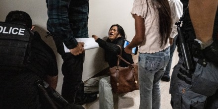Agentes de ICE ignoran orden judicial y siguen al acecho en las cortes