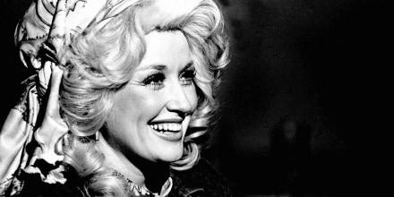 Trump ordena ondear banderas a media asta por Dolly Parton