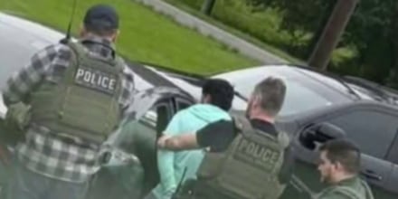 Hombre detenido tres veces por ICE pese a ser ciudadano estadounidense demanda al Gobierno
