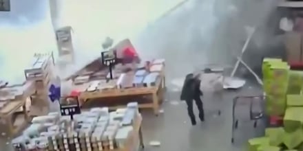 Así fue el impactante momento en el que colapsó el techo de una tienda en Nueva Jersey por lluvias