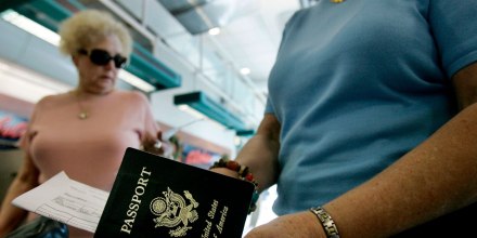 El Departamento de Estado revocará pasaportes de padres que deban manutención infantil