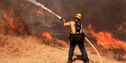 Hay 183 nuevos incendios en EE.UU. y 30,000 bomberos conteniéndolos
