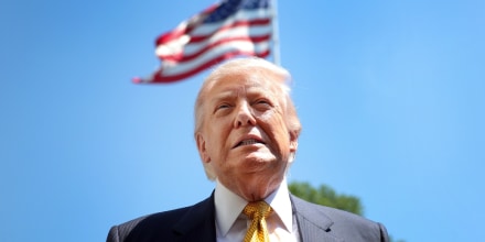 Más estadounidenses están preocupados por sus finanzas y culpan a Trump por el aumento del costo de la vida, según encuesta