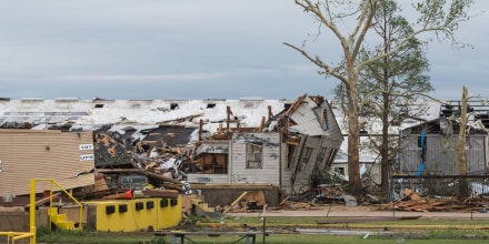 Un potente tornado arrasa en Mineral Wells y deja cinco heridos