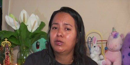 Una madre deportada suplica volver a EE.UU. al funeral de su hijo que murió en un tiroteo