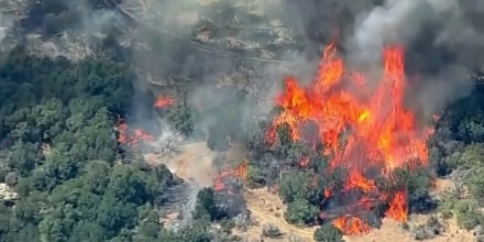 Los incendios Ross y Hawk tienen a cientos de bomberos trabajando sin descanso