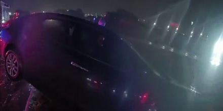 Rescatan a mujer y niños de un auto a punto de ser arrastrado por tormenta