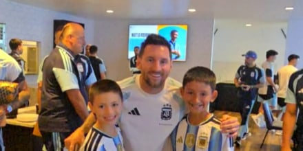 Un niño que superó el cáncer con ayuda del fútbol cumple su sueño de conocer a Messi