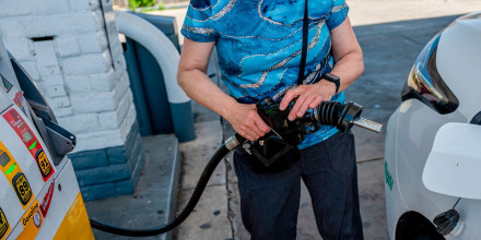 El barril de petróleo baja un 5% tras el anuncio de un marco de acuerdo de paz